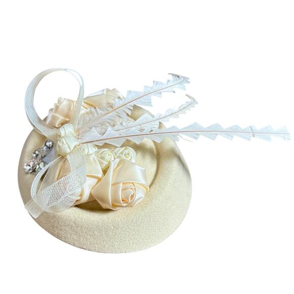 Vintage 1960s White & Cream Fascinator Feathers Bows Silk Roses Rhinestone AS IS - Picture 2 of 6